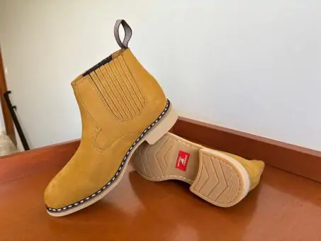 Botina em couro vira francesa - Código 26