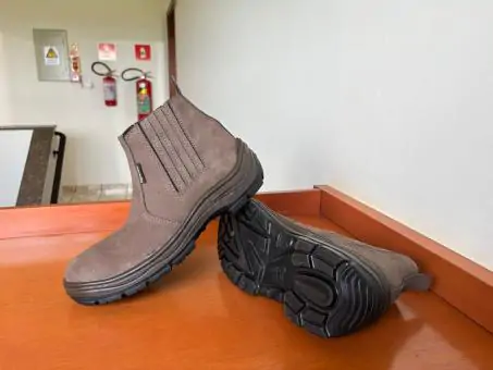 Botina em couro modelo 901G